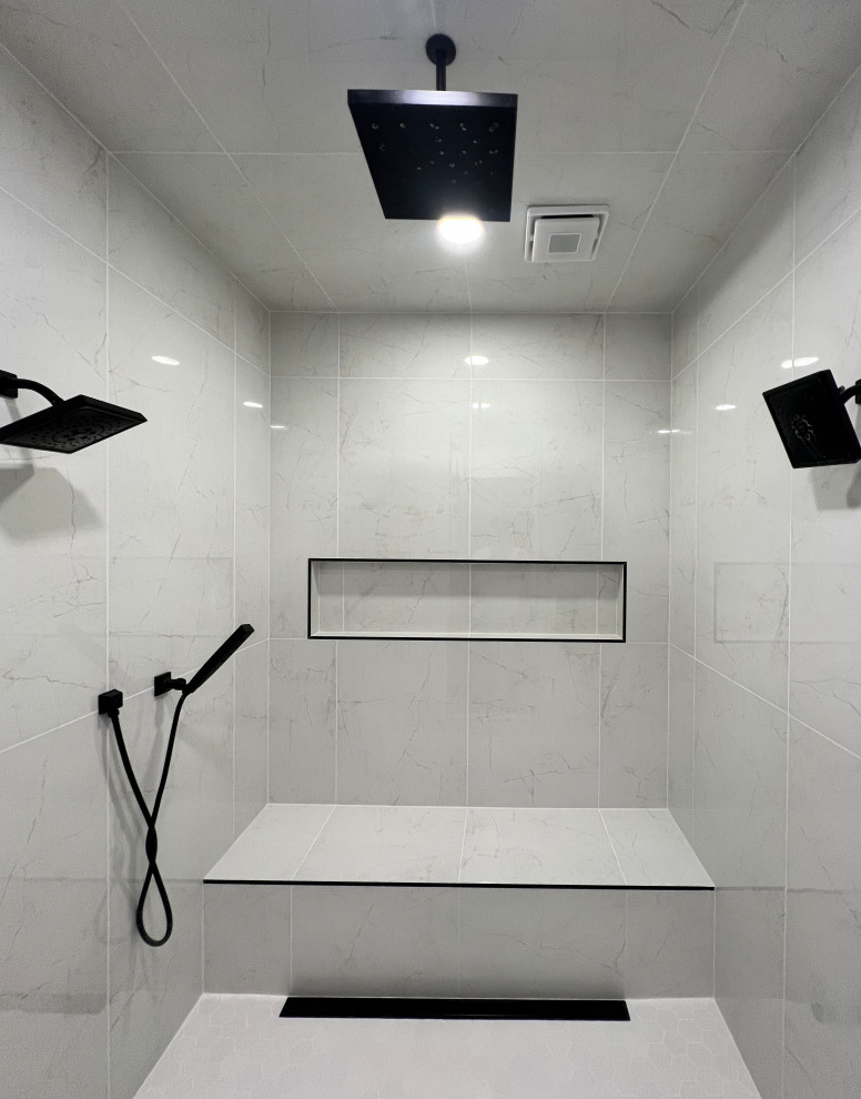 Esempio di una grande stanza da bagno padronale moderna con piastrelle bianche, piastrelle in gres porcellanato, pareti bianche, pavimento in gres porcellanato e pavimento bianco