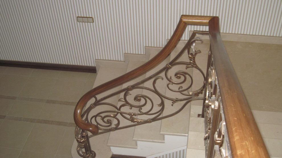 Деревянный гнутый поручень на кованые ограждения лестниц.