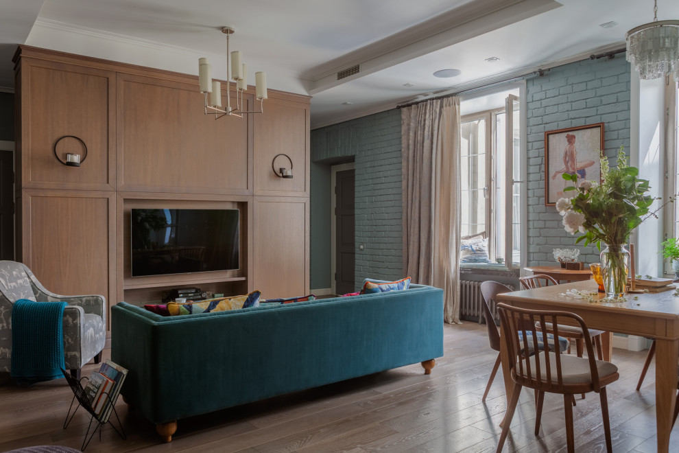 Идея дизайна: открытая гостиная комната среднего размера в классическом стиле с синими стенами, темным паркетным полом, телевизором на стене, коричневым полом, многоуровневым потолком, синим диваном и красивыми шторами