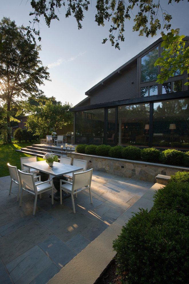 Inspiration for a mid-sized contemporary backyard garden in Chicago with natural stone pavers.