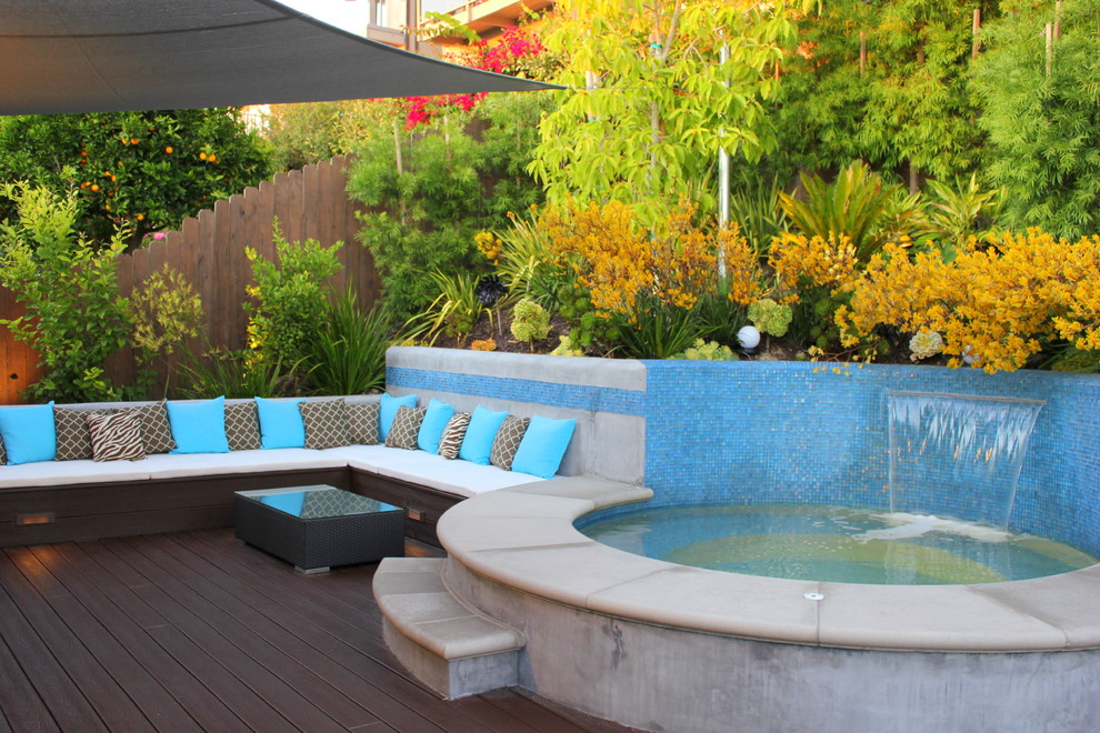 Inspiration for a contemporary patio in Orange County with a water feature.