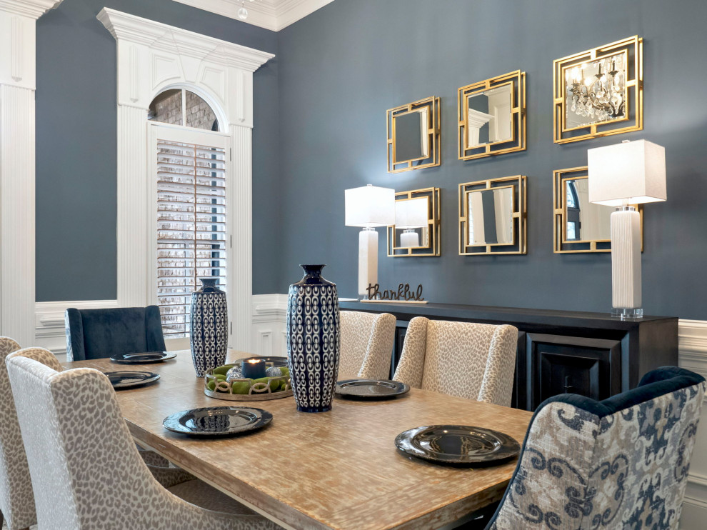 Exemple d'une grande salle à manger ouverte sur le salon chic avec un mur bleu, un sol en bois brun, un sol gris et boiseries.