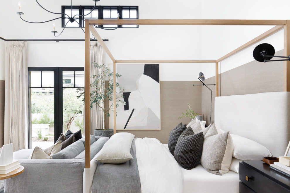 Exemple d'une grande chambre parentale chic avec un mur blanc, parquet clair, un sol beige, un plafond en lambris de bois et du lambris.