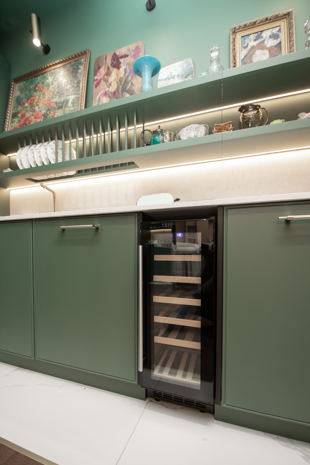 Стильная неоклассическая кухня в темно-изумрудном цвете