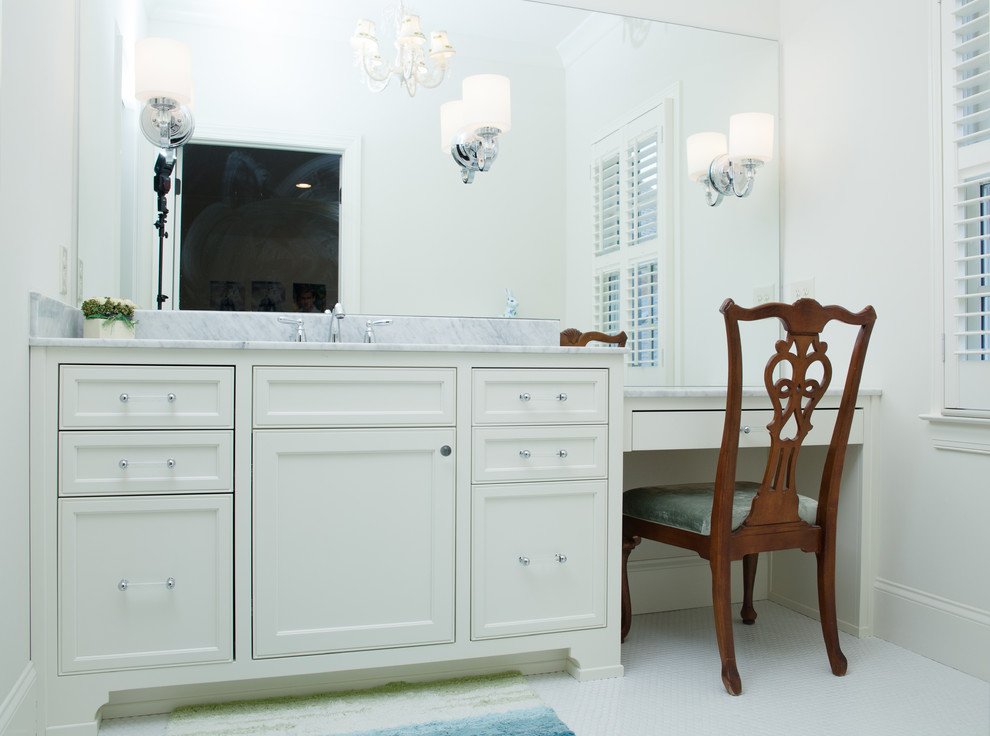 Example of a transitional home design design in Atlanta