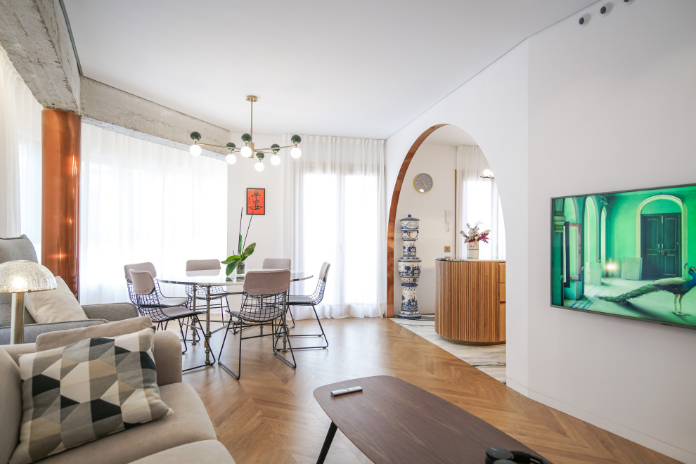 Источник вдохновения для домашнего уюта: открытая гостиная комната в современном стиле с белыми стенами, полом из ламината, красивыми шторами и телевизором на стене
