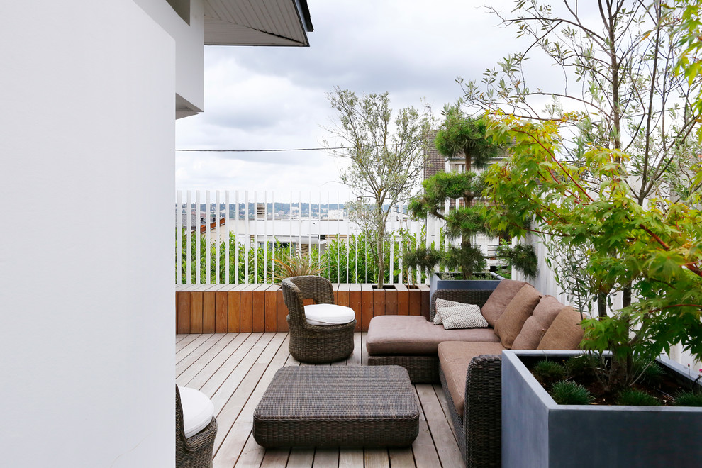Design ideas for a contemporary deck in Paris with no cover.