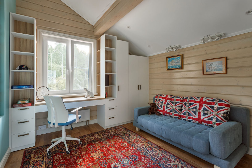 Cette image montre un bureau chalet en bois avec un bureau intégré, un sol en bois brun, aucune cheminée, poutres apparentes et un plafond voûté.