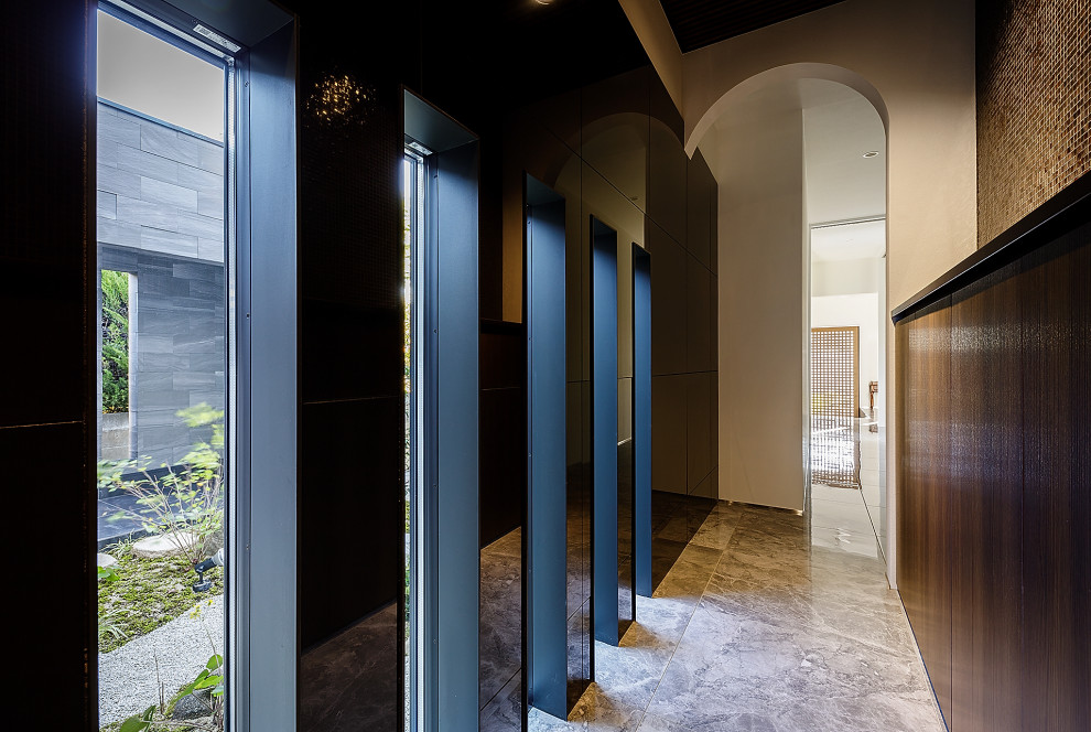 Expansive modern hallway in Kobe with black walls, ceramic floors, grey floor and coffered.