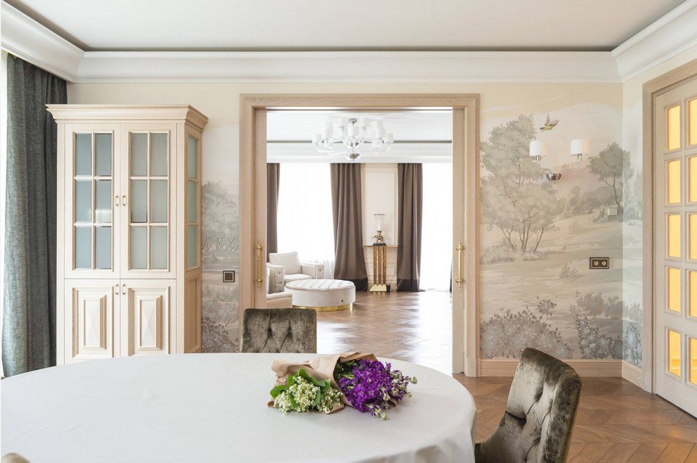 Классика с дизайнерскими обоями