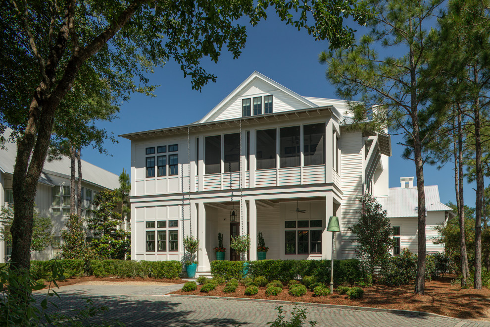Foto de fachada de casa blanca y gris marinera extra grande de tres plantas con revestimiento de madera, tejado a dos aguas, tejado de metal y panel y listón