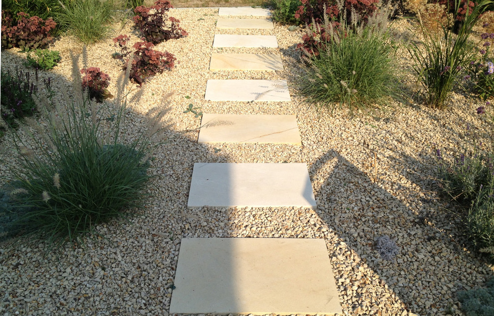 Kleiner Moderner Garten im Sommer, neben dem Haus mit direkter Sonneneinstrahlung und Natursteinplatten in Dresden