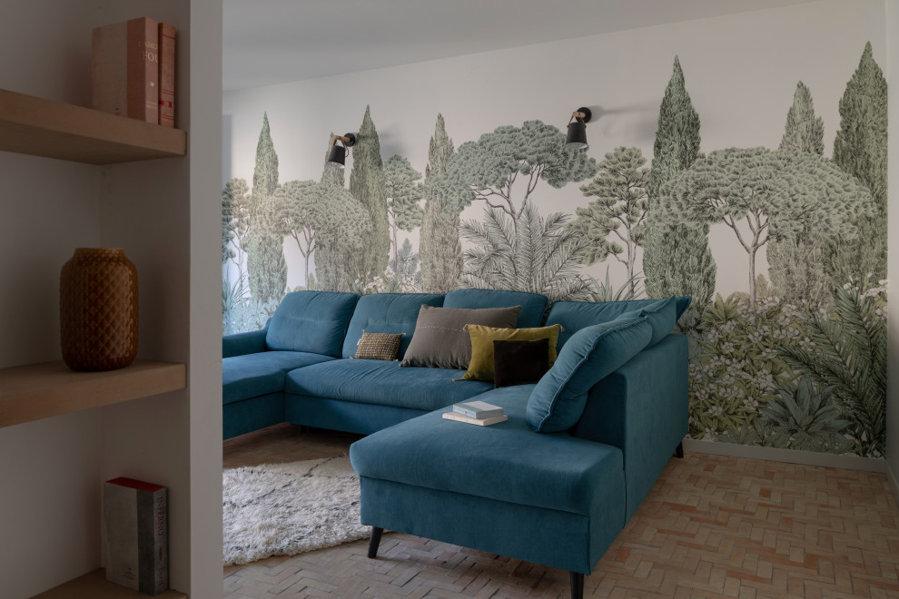 Immagine di un soggiorno di medie dimensioni e aperto con libreria, pareti grigie, pavimento in terracotta, parete attrezzata, pavimento beige e carta da parati