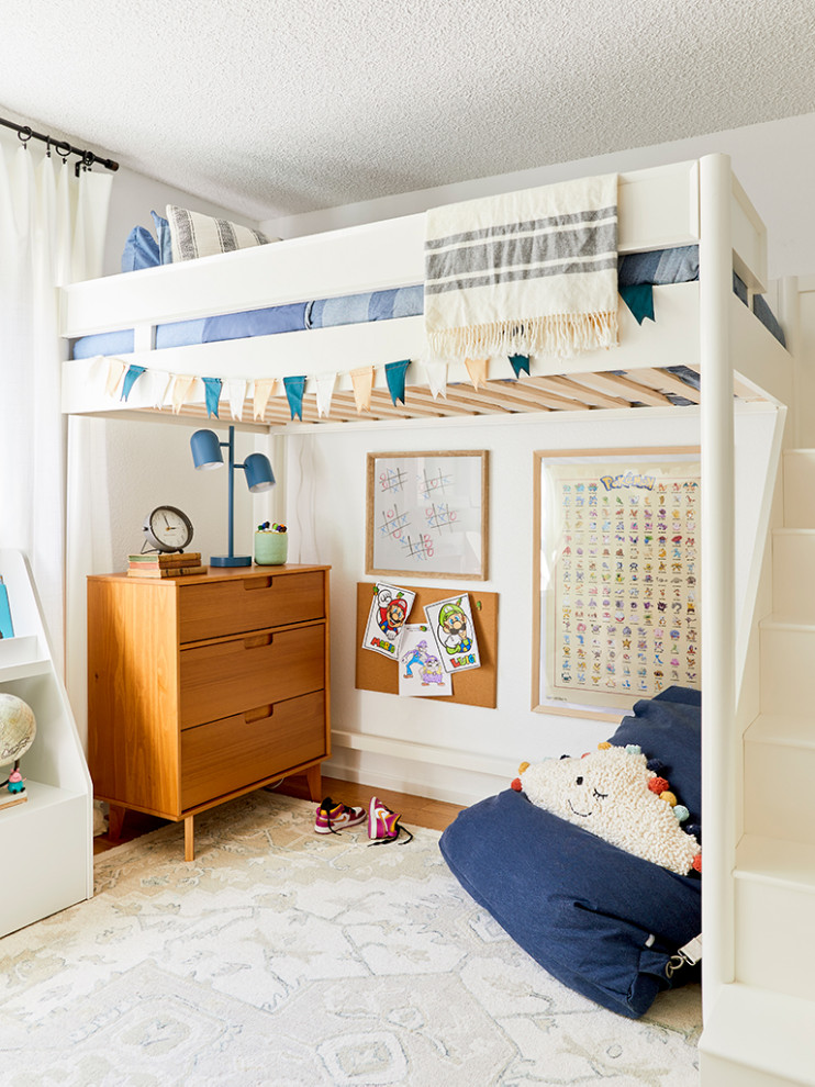 Пример оригинального дизайна: маленькая детская с спальным местом, белыми стенами, паркетным полом среднего тона и коричневым полом для на участке и в саду, ребенка от 4 до 10 лет