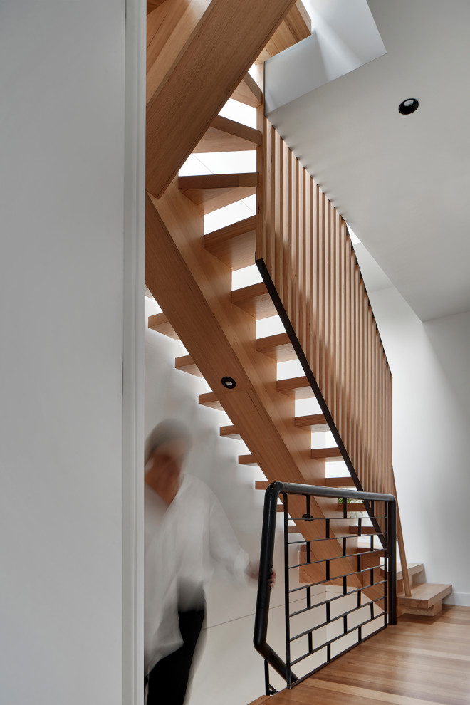 Modelo de escalera en U contemporánea pequeña con escalones de madera