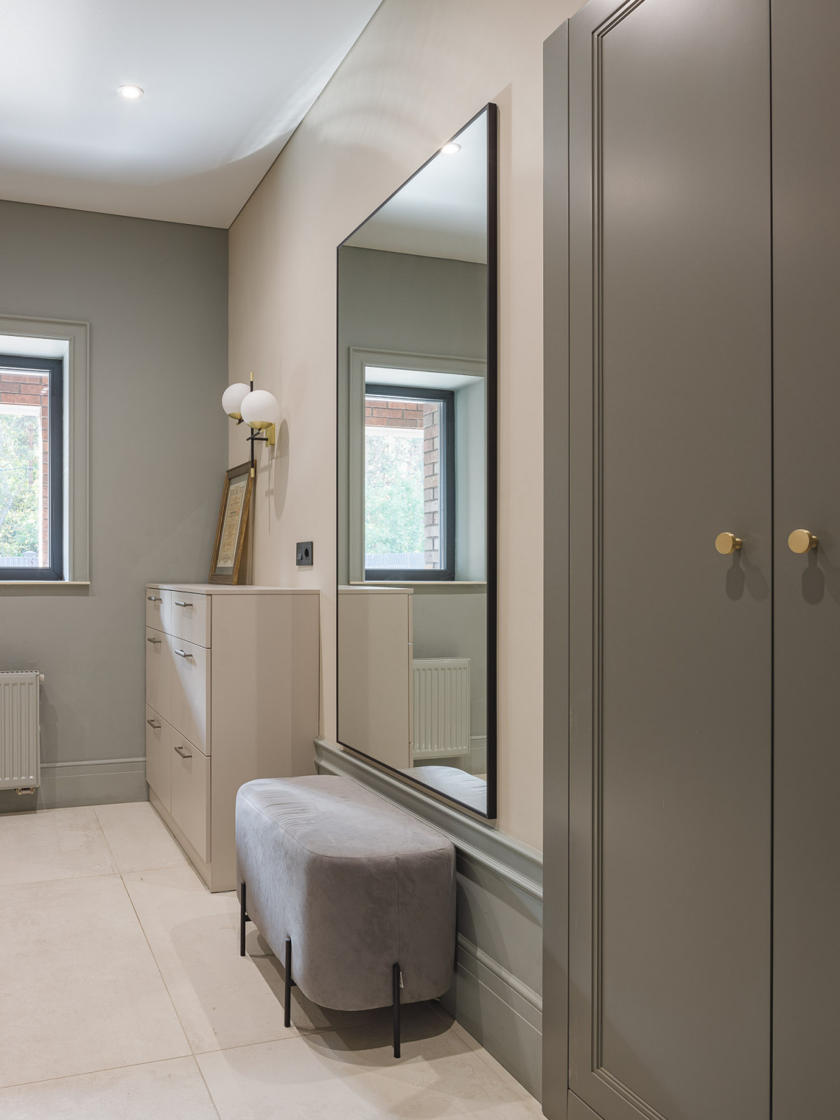 Кухня-гостиная с камином в коттедже Малая Царевщина