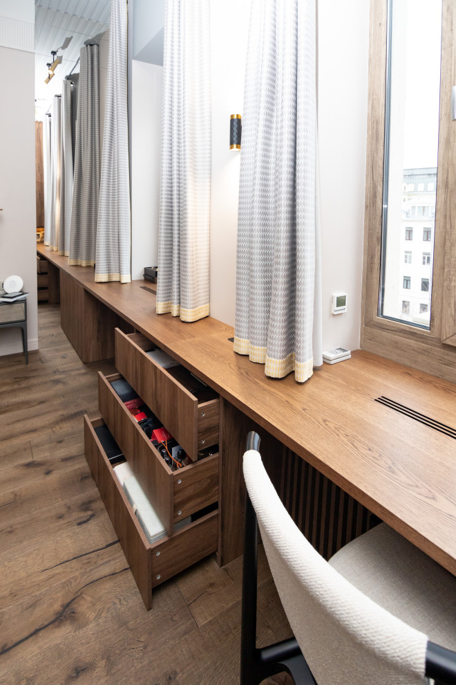 Меблировка спальни: шкаф, стеллаж и стол-подоконник