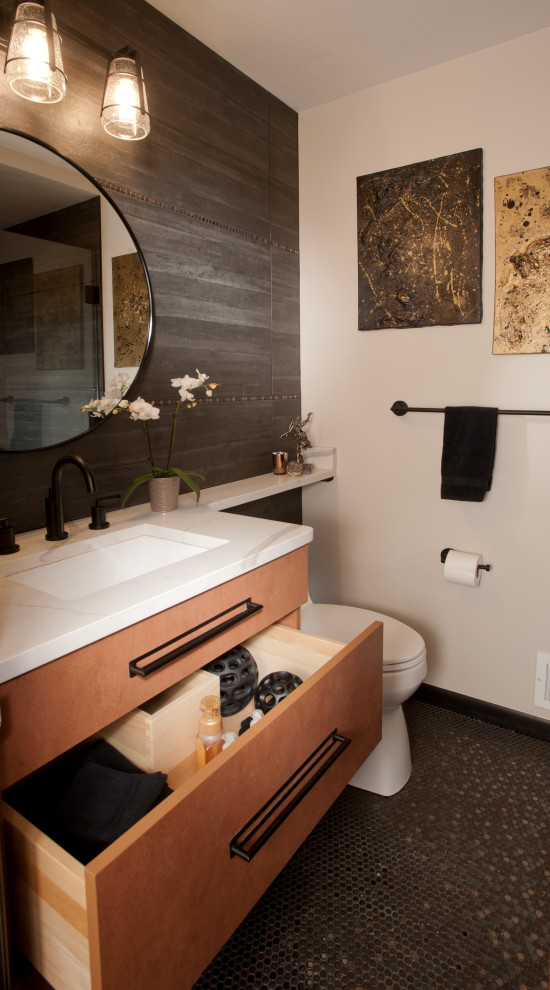 Свежая идея для дизайна: маленькая ванная комната в стиле неоклассика (современная классика) с плоскими фасадами, оранжевыми фасадами, душем в нише, унитазом-моноблоком, бежевой плиткой, керамогранитной плиткой, бежевыми стенами, полом из керамической плитки, душевой кабиной, врезной раковиной, столешницей из искусственного кварца, черным полом, душем с распашными дверями, белой столешницей, нишей, тумбой под одну раковину и встроенной тумбой для на участке и в саду - отличное фото интерьера