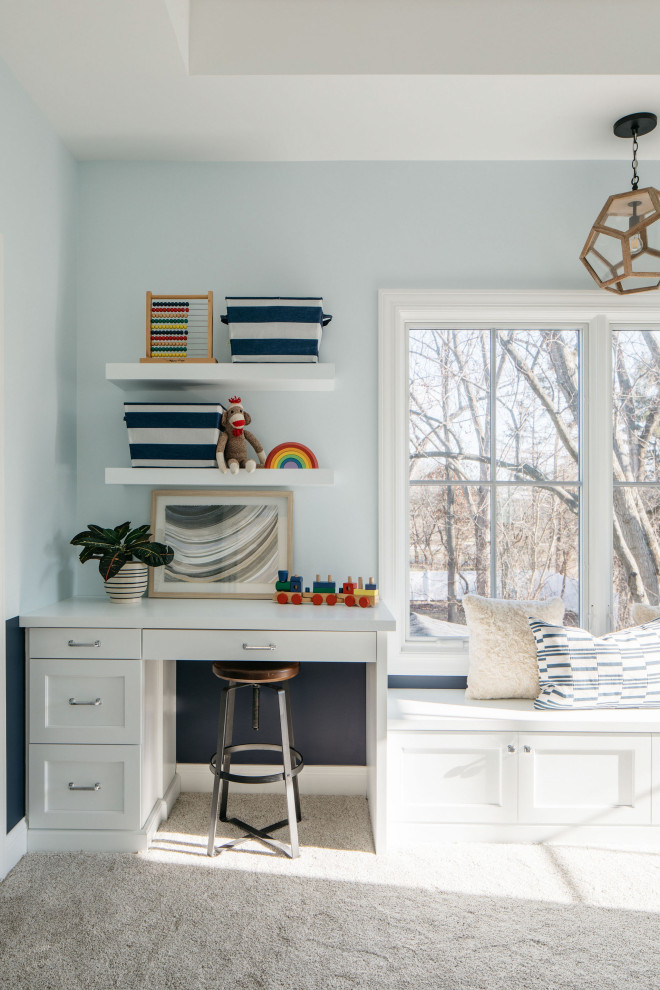 Inspiration pour une grande chambre neutre de 4 à 10 ans rustique avec un bureau, un mur bleu, moquette et un sol gris.