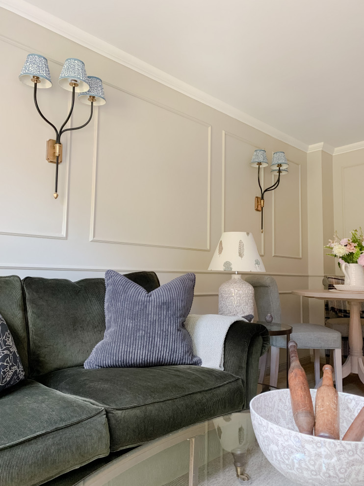 Esempio di un piccolo soggiorno classico aperto con pareti marroni, pavimento in legno massello medio, TV autoportante e pannellatura