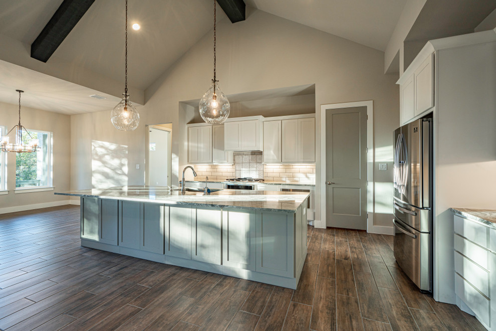 Kitchen - transitional kitchen idea in Austin