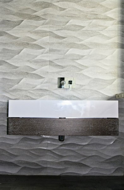 Идея дизайна: ванная комната в стиле фьюжн с керамогранитной плиткой, полом из керамогранита и подвесной раковиной