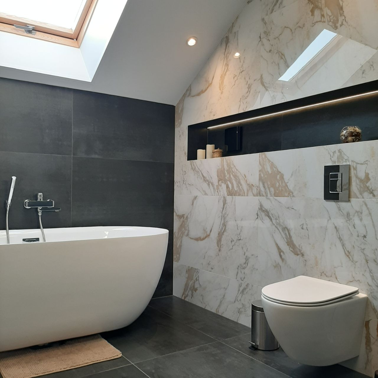 Ванная с мансардным окном