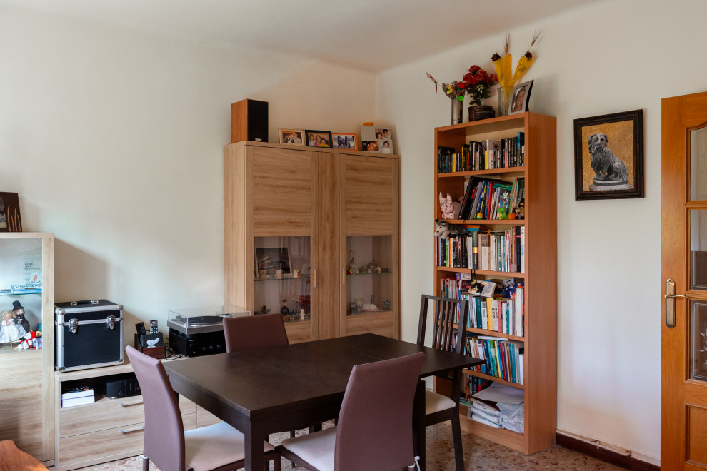 Diseño de comedor actual de tamaño medio cerrado con paredes beige y cuadros