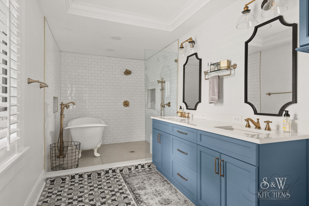 Inspiration pour une salle de bain principale craftsman de taille moyenne avec un placard à porte plane, des portes de placard bleues, une baignoire sur pieds, un espace douche bain, WC séparés, un carrelage blanc, des carreaux de céramique, un mur blanc, un sol en carrelage de porcelaine, un lavabo encastré, un plan de toilette en quartz modifié, un sol multicolore, un plan de toilette blanc, une niche, meuble double vasque, meuble-lavabo encastré et un plafond décaissé.