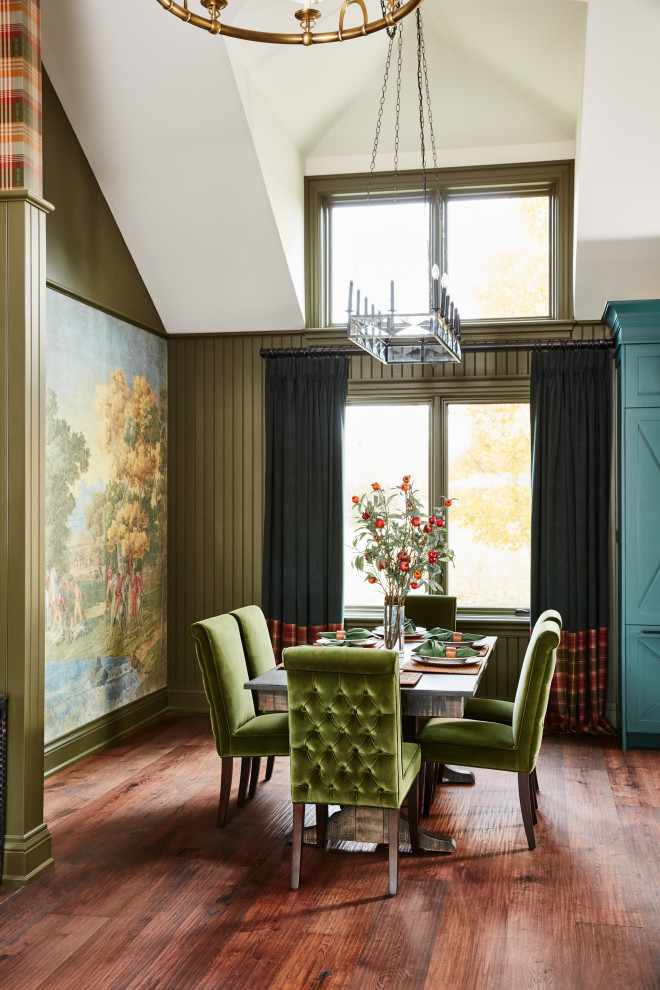 Foto di una grande sala da pranzo classica con pavimento in legno massello medio, camino classico, pavimento marrone, soffitto a volta, boiserie e pareti verdi