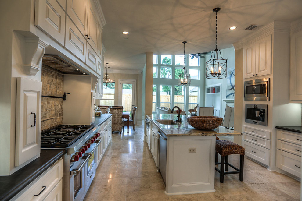 Transitional kitchen photo in Houston