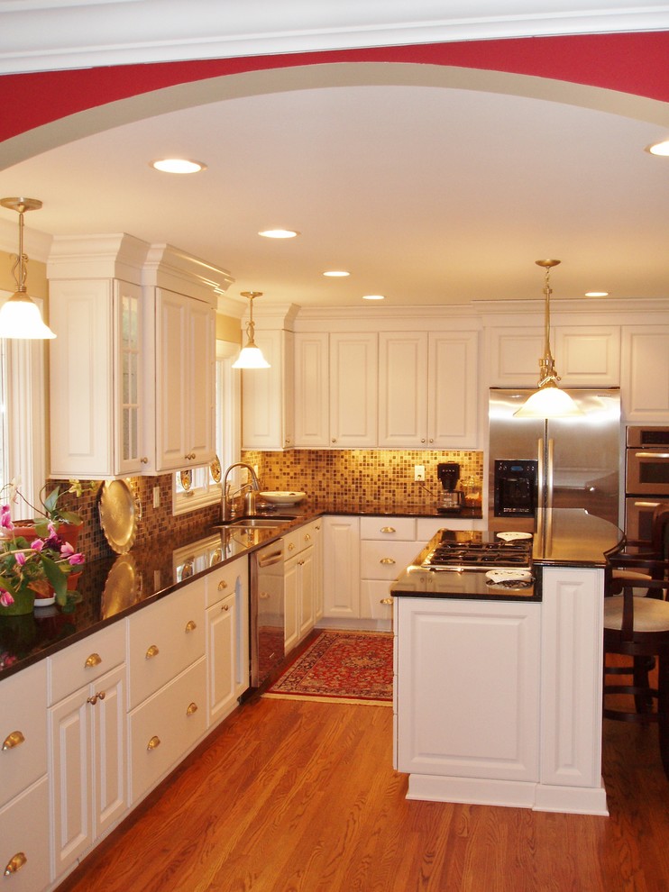 Transitional kitchen photo in Minneapolis