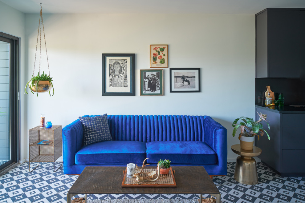 Свежая идея для дизайна: маленькая открытая гостиная комната в стиле модернизм с полом из керамической плитки, черным полом, многоуровневым потолком, синим диваном и белыми стенами для на участке и в саду - отличное фото интерьера
