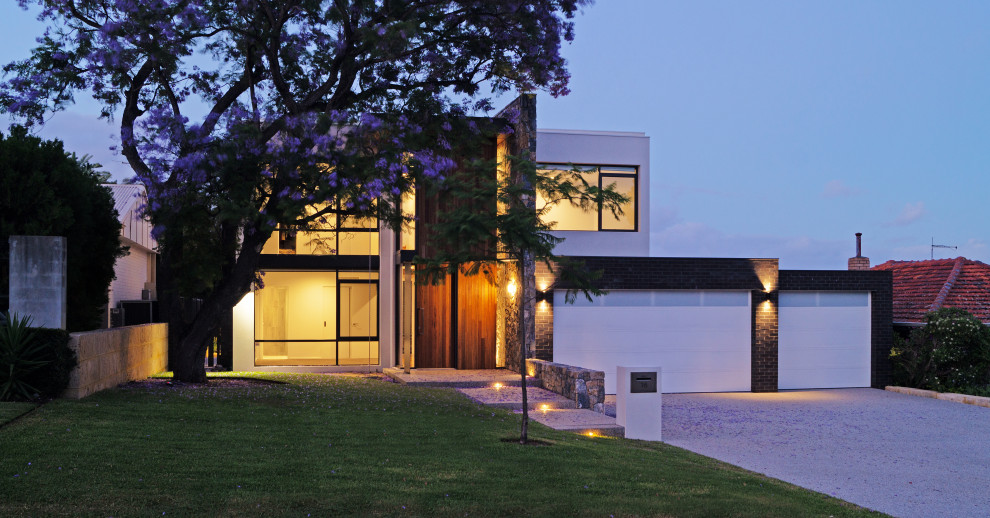 На фото: большой, двухэтажный, кирпичный, белый частный загородный дом в современном стиле с плоской крышей, металлической крышей и белой крышей с