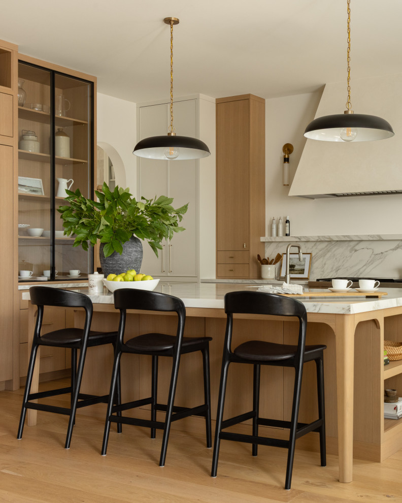 Kitchen - transitional kitchen idea in Toronto