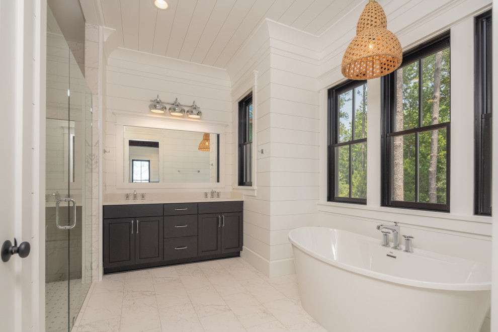 Inspiration pour une salle de bain principale rustique avec un mur blanc, une niche, meuble double vasque, meuble-lavabo encastré, un plafond en lambris de bois et du lambris de bois.