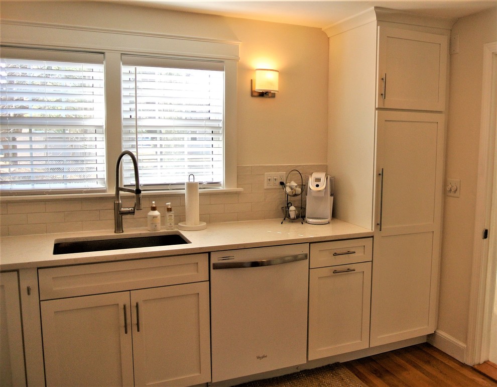 Eat-in kitchen - transitional u-shaped medium tone wood floor eat-in kitchen idea in Boston with shaker cabinets, an undermount sink, white cabinets, white backsplash, white appliances and a peninsula