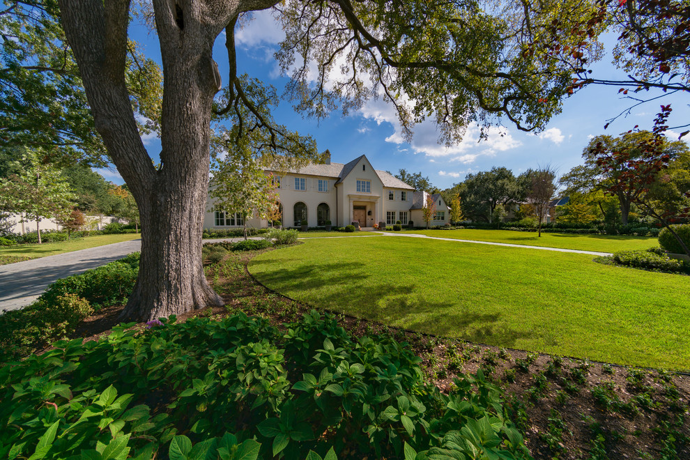Example of a classic home design design in Dallas