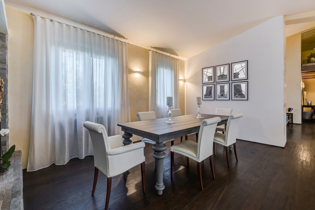 OPEN SPACE IN VILLA modern-esszimmer