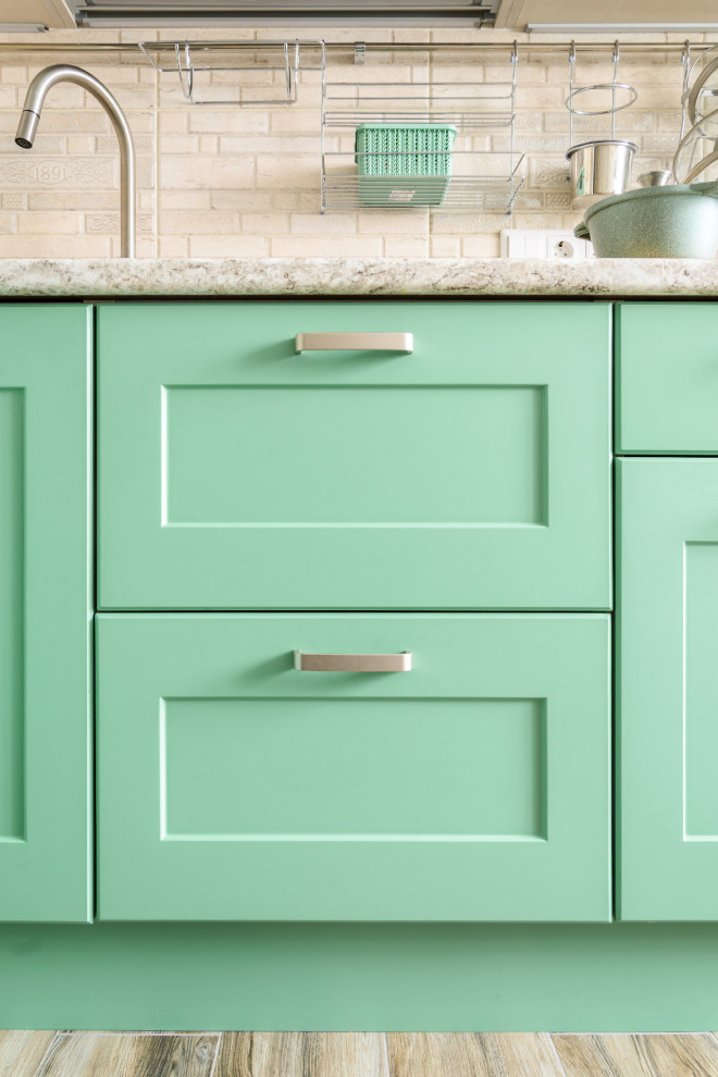 Зелёная кухня в неоклассическом стиле в Заречном