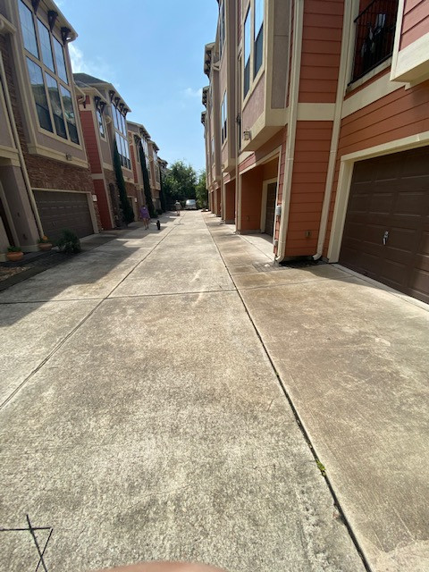 Pressure Wash 25,000sf Concrete/Pavers