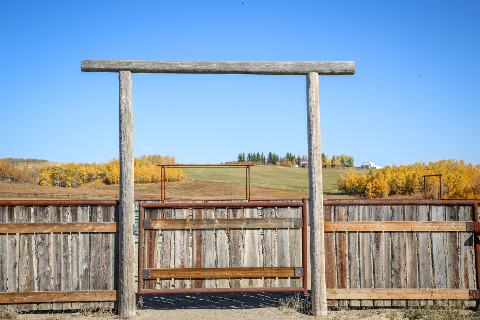Home design - rustic home design idea in Calgary