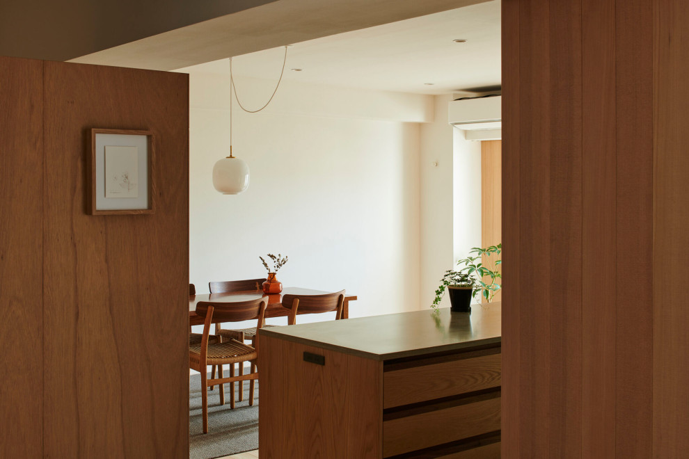 Réalisation d'une petite salle à manger ouverte sur la cuisine chalet avec un mur blanc, parquet clair, un sol marron, un plafond en papier peint et du papier peint.