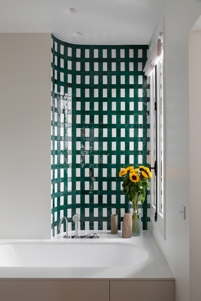 Inredning av ett modernt mellanstort vit vitt en-suite badrum, med ett undermonterat badkar, en dusch/badkar-kombination, grön kakel, keramikplattor, beige väggar, mellanmörkt trägolv, bänkskiva i kvarts, brunt golv och med dusch som är öppen