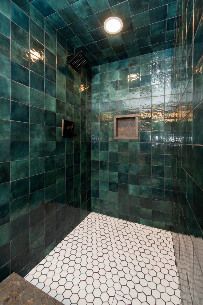 Идея дизайна: ванная комната среднего размера в современном стиле с зеленой плиткой, нишей, открытым душем, керамической плиткой, зелеными стенами, полом из керамической плитки, белым полом, открытым душем и душевой кабиной
