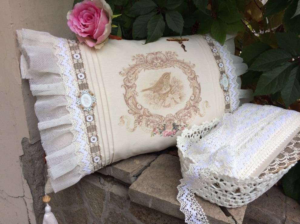 Кружевная декоративная подушка