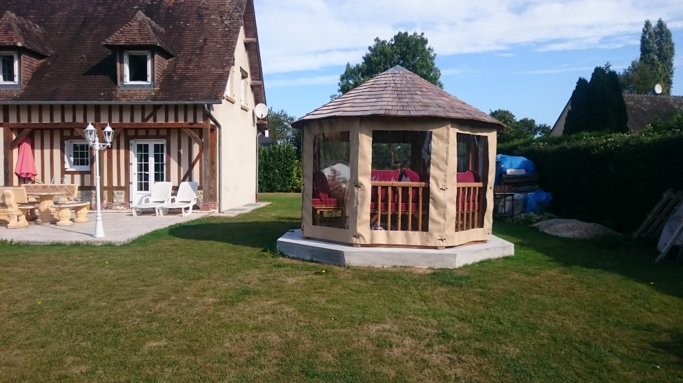 Baignade naturelle, enrochement et kiosque