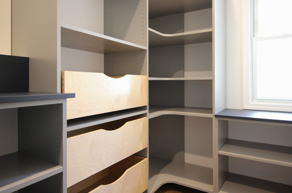 Inspiration for a mid-sized modern u-shaped kitchen pantry remodel in Chicago with flat-panel cabinets, gray cabinets, laminate countertops, black backsplash, no island and black countertops