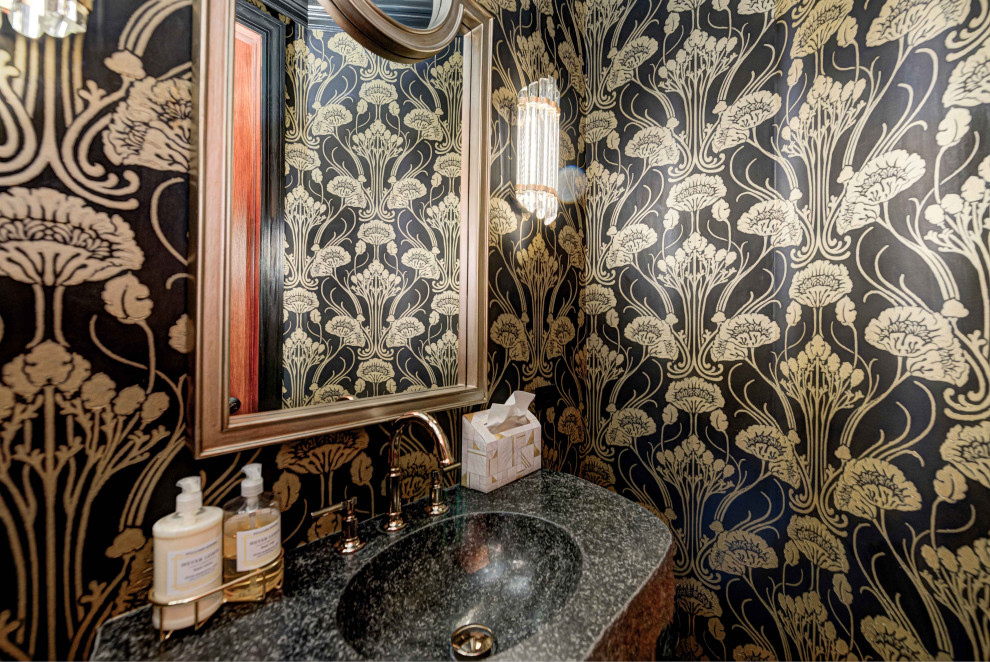 Bild på ett mellanstort eklektiskt toalett, med flerfärgade väggar, ett integrerad handfat och granitbänkskiva