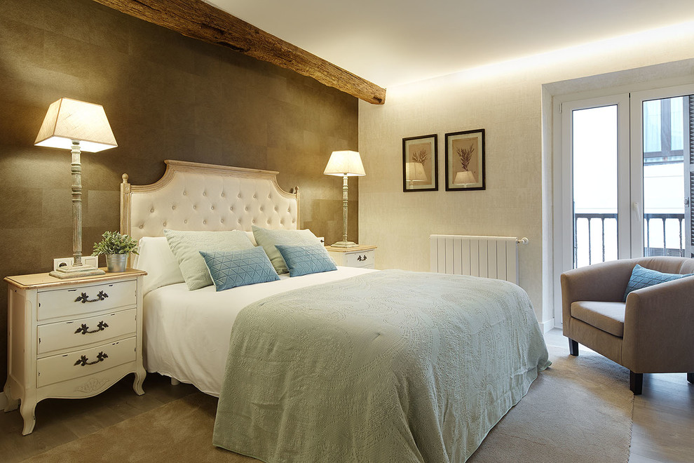Imagen de dormitorio principal clásico renovado de tamaño medio sin chimenea con paredes multicolor